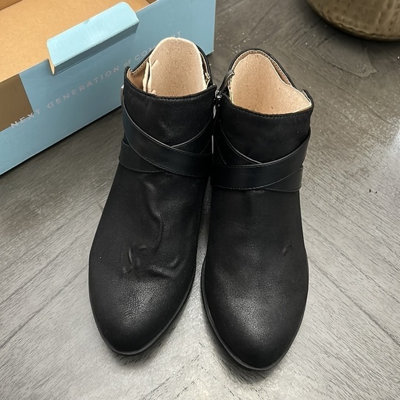 Ally Womens Cushioned Footbed Round Toe Ankle Boots (WIDE) - Picture 4 of 7